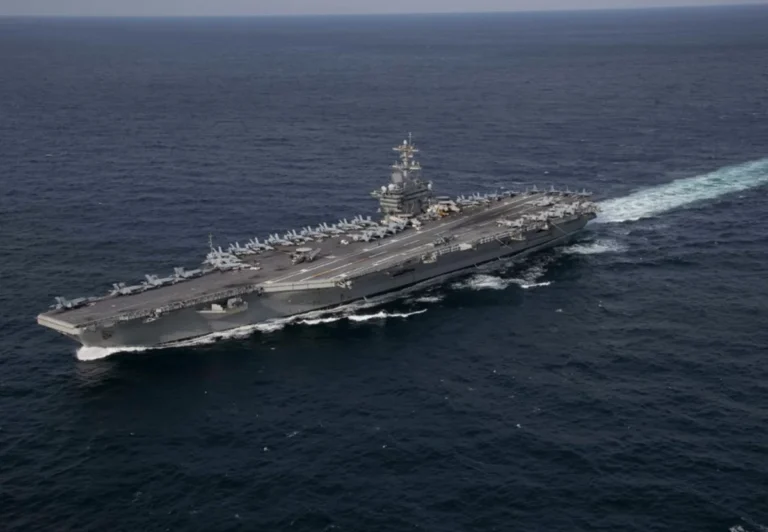 USS Lincoln enfrenta crise após mais de 250 dias no mar e EUA enviam outro porta-aviões