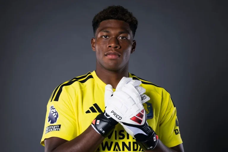 Aston Villa anuncia contratação de goleiro japonês destaque da Copa do Mundo