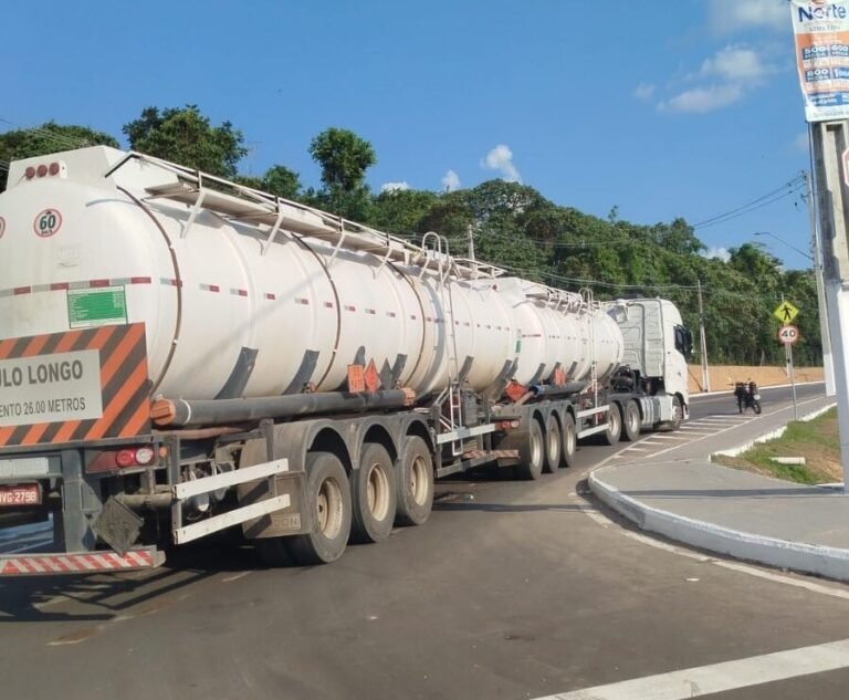 Tanque de combustível se solta de caminhão e fica sobre pista em Cruzeiro do Sul