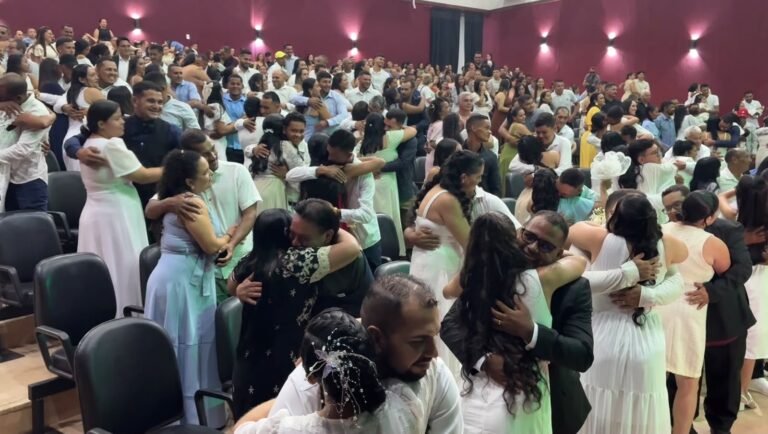 Emoção marca casamento coletivo com quase 200 casais no Teatro dos Náuas em Cruzeiro do Sul