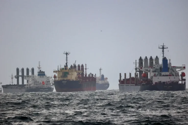 Dois navios turcos colidem perto de Istambul e autoridades buscam 10 tripulantes