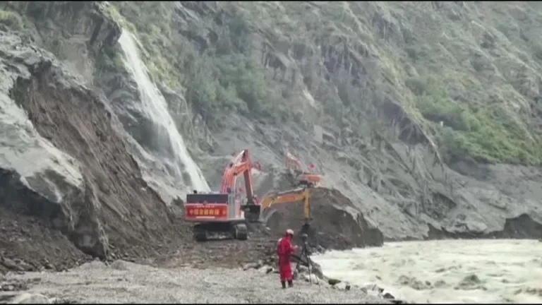 China reabre estrada na fronteira com Nepal e intensifica buscas por desaparecidos no Tibete