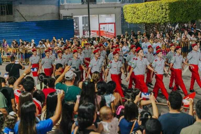 Cruzeiro do Sul celebra 122 anos com desfile cívico que reúne escolas, militares e instituições