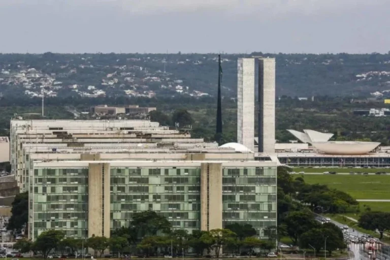 Orçamento de 2027 prevê R$ 2,5 bilhões para contratação de novos servidores
