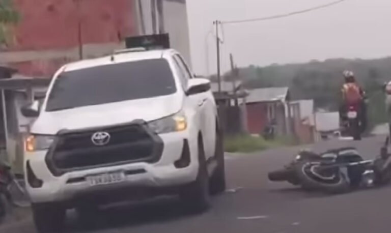 Motociclista fica ferido após colisão com caminhonete em Cruzeiro do Sul