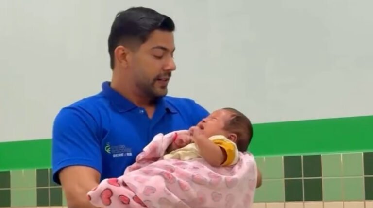 Professor segura bebê no colo para aluna conseguir estudar no Acre