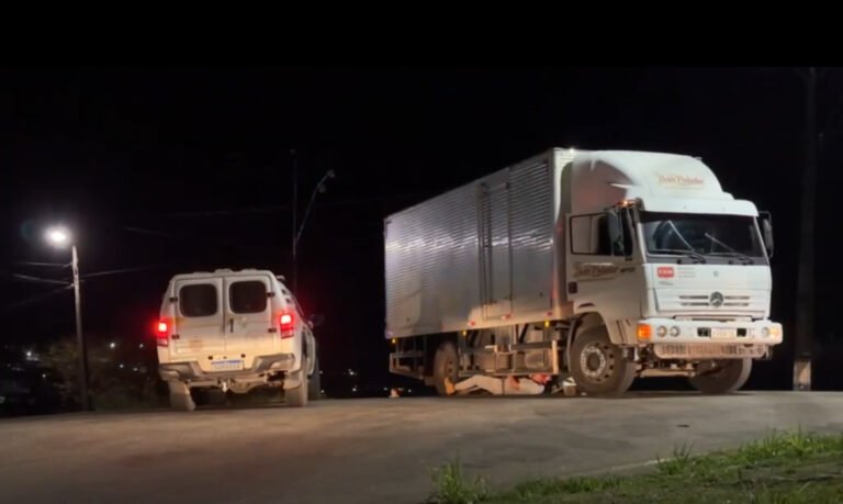 Sem sinalização, caminhão quebra e fica parado em cruzamento movimentado de Cruzeiro do Sul