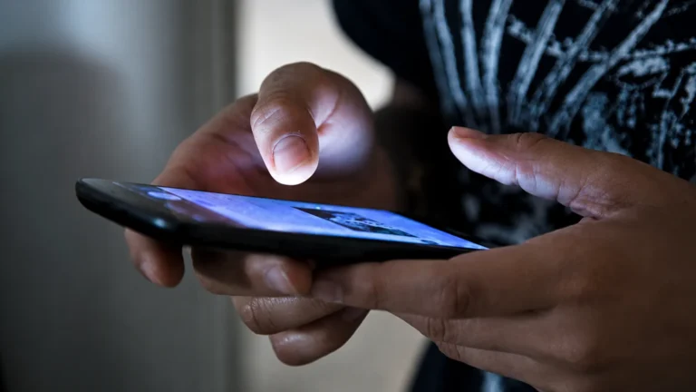 Mulher é presa suspeita de furtar celular e cobrar R$ 50 para devolver aparelho em Cruzeiro do Sul