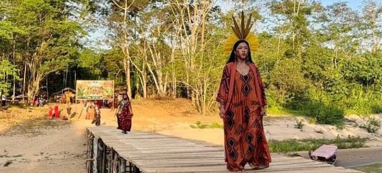 Festival Mariri Yawanawá destaca moda indígena autoral em desfile sobre o Rio Gregório