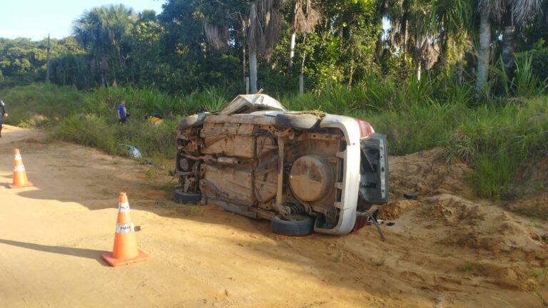 Motorista sem CNH é preso após capotar carro e causar acidente em Cruzeiro do Sul