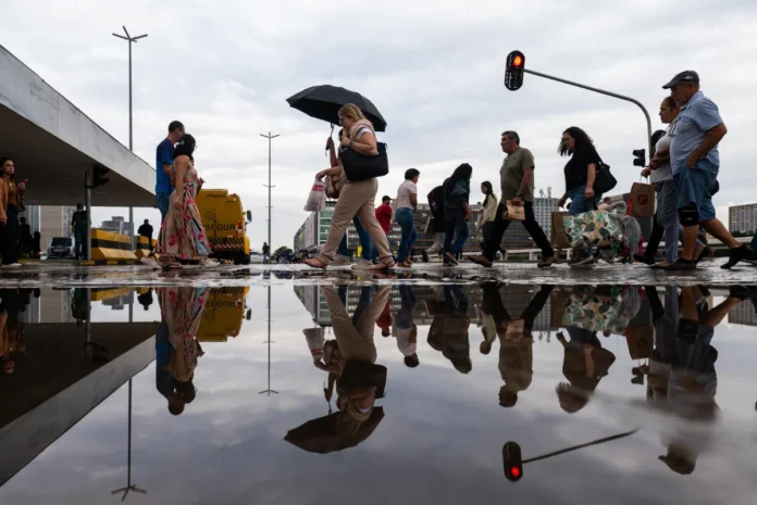 chuva-fora-de-epoca-atinge-a-regiao-central-de-brasilia-metropoles-8-scaled
