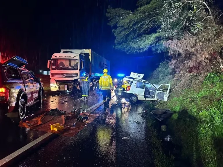 Criança de 6 anos e dois adultos morrem em grave acidente na BR-470 em Santa Catarina