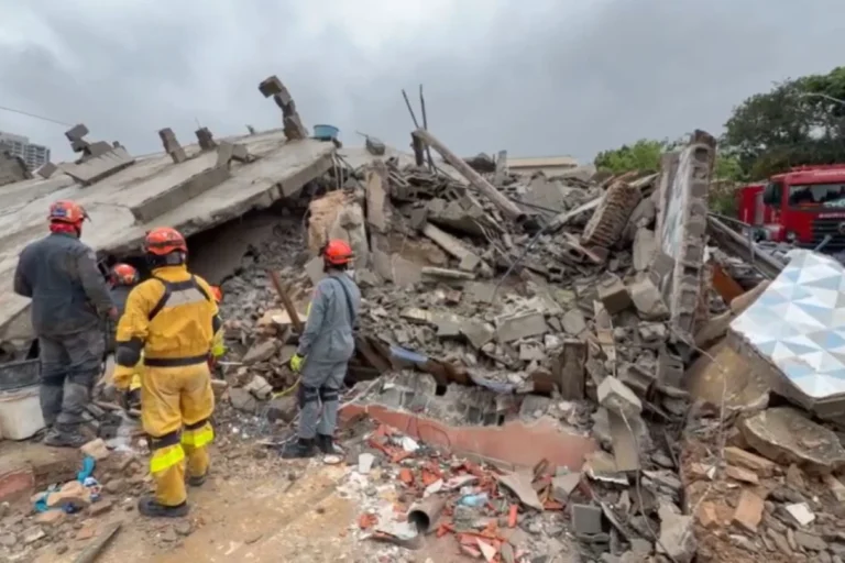 Bombeiros resgatam corpo de criança e desabamento em SP deixa seis mortos