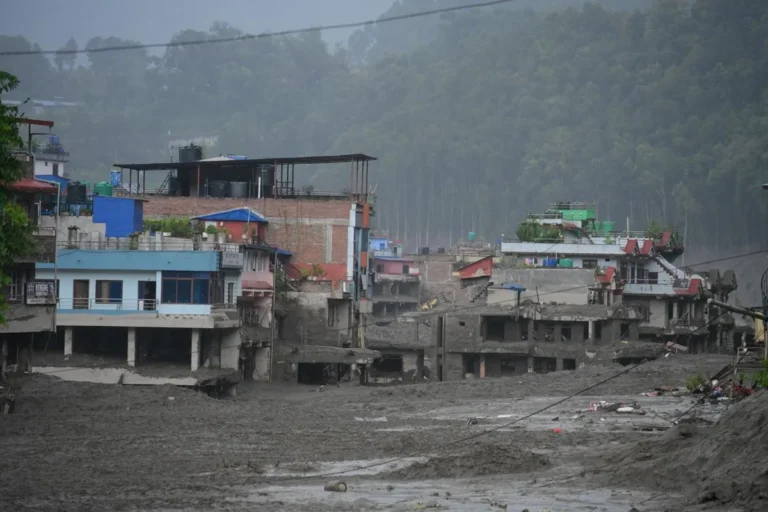 Passa de mil o número de mortos após deslizamento de terra entre Nepal e Tibete