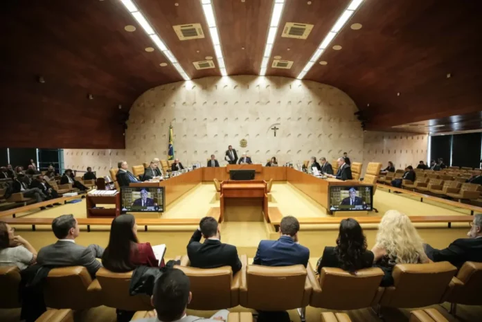 ministros-do-supremo-tribunal-federal-stf-andre-mendonca-e-alexandre-de-moraes-durante-sessao-da-corte-metropoles-9-scaled-1-1170x781 (2)