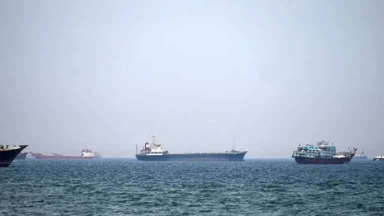 Dois tripulantes filipinos morrem após ataque a navio-tanque no Estreito de Ormuz