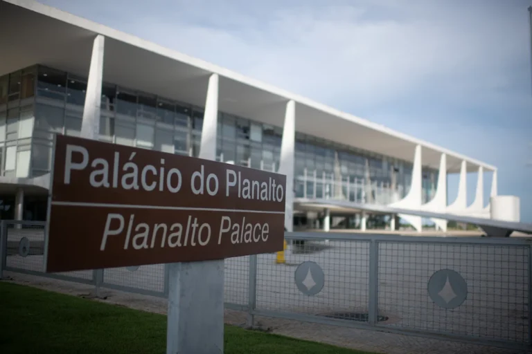 Governo instala grades no Palácio do Planalto e reforça segurança para as eleições