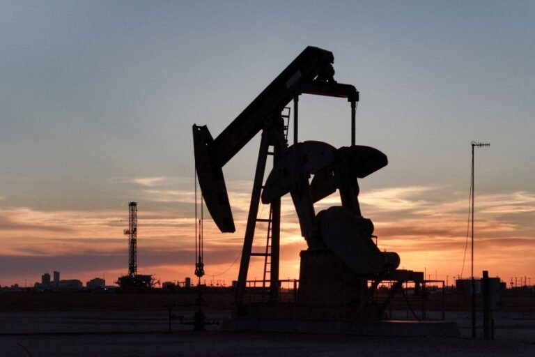Petróleo dispara e supera US$ 111 com escalada de conflitos no Oriente Médio