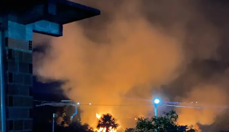Incêndio de grandes proporções mobiliza Bombeiros no bairro Jardim Primavera em Cruzeiro do Sul