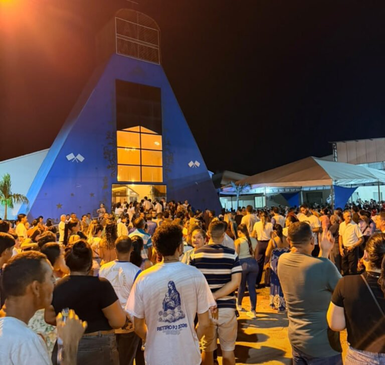 Multidão de fiéis toma as ruas de Cruzeiro do Sul em procissão de Nossa Senhora Aparecida