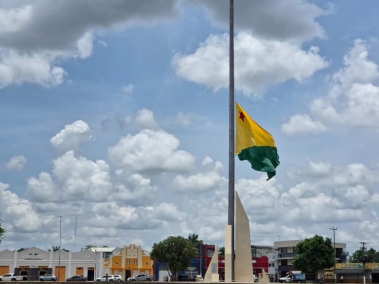 Bandeira do Acre é colocada a meio-mastro na Gameleira em homenagem a Ayres Rocha