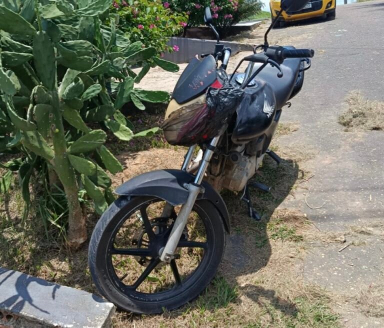 Motocicleta furtada é encontrada atrás de centro de idosos em Cruzeiro do Sul