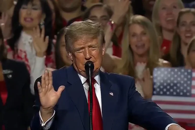 Trump diz que França está “em chamas” e culpa imigração por violência em protestos