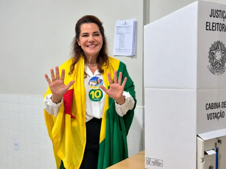 Mara Rocha vota em Rio Branco e acompanha apuração ao lado de aliados