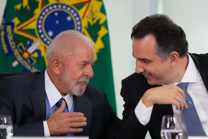 Presidente-Lula-e-Rodrigo-Pacheco-Senado-reune-cupula-dos-Poderes-para-debater-combate-a-incendio-no-Brasil-Metropoles-5 (1)