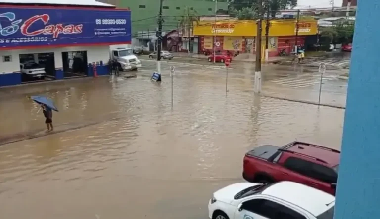Chuva forte provoca alagamentos em diferentes pontos de Cruzeiro do Sul