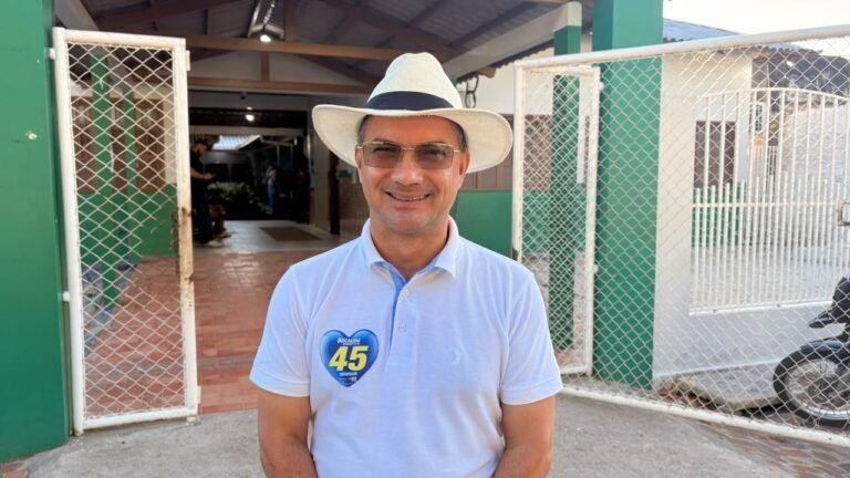 Adonis Souza vota em Cruzeiro do Sul e percorre locais de votação no dia da eleição
