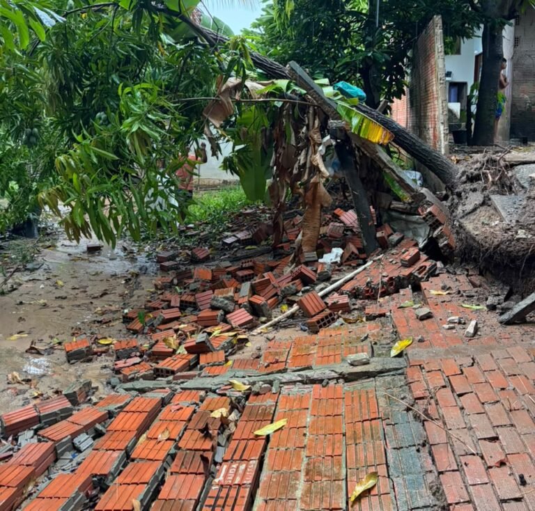 Forte chuva provoca desmoronamento de muro e danifica veículo no bairro João Alves, em Cruzeiro do Sul