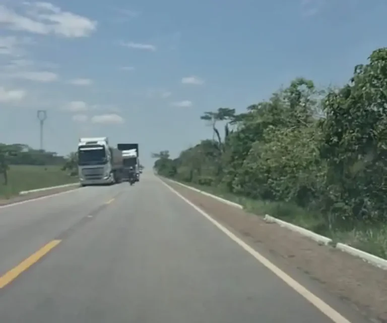 Motociclista morre após invadir contramão e bater de frente com carreta na BR-364