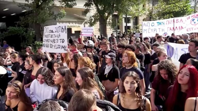 Cerca de 10 mil estudantes e professores protestam por melhorias na educação na Grécia