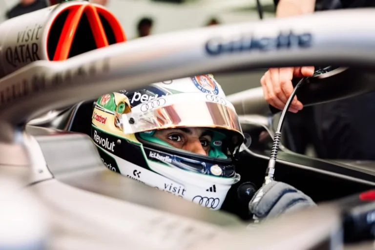 Bortoleto reclama de Hamilton após ser bloqueado em treino e Ferrari acaba punida pela FIA