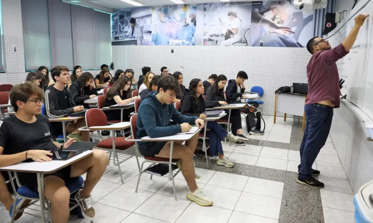 Mulheres representam quase 64% dos inscritos no Enem 2026; participação cresce em relação a 2025