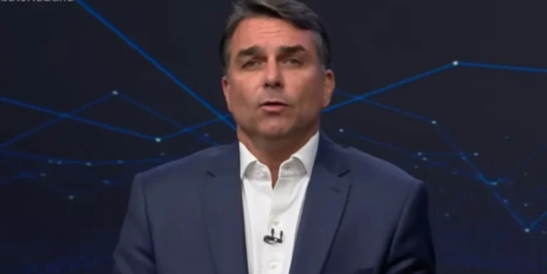 Flávio Bolsonaro acusa Lula de defender mais direitos de presos do que de vítimas durante debate