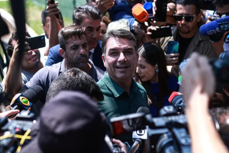 Após visitar Bolsonaro, Flávio recua e anuncia voto a favor do fim da escala 6×1