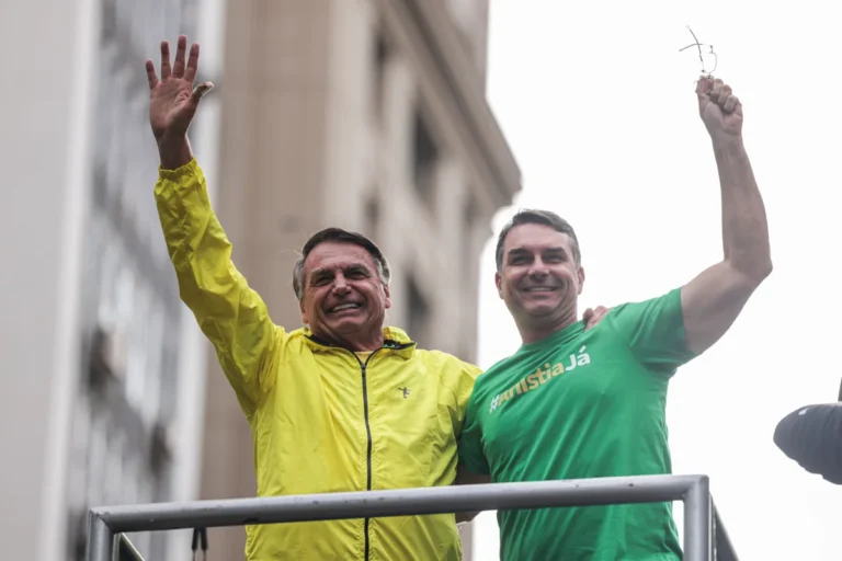 Após 90 dias sem visitas, Flávio Bolsonaro volta a encontrar o pai com autorização de Moraes