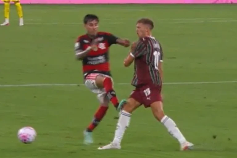 Pulgar pode pegar até seis jogos de suspensão após denúncia no STJD por entrada em jogador do Fluminense