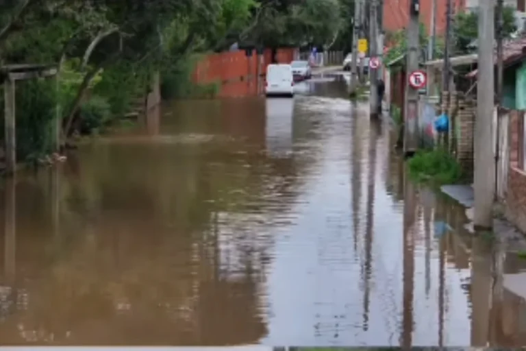 Ilhas de Porto Alegre entram em alerta vermelho por risco muito alto de inundação