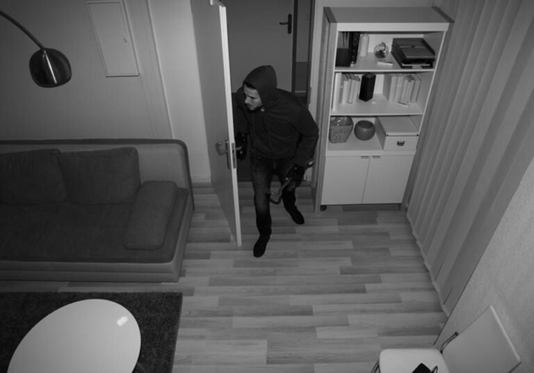 Moradora aciona a PM após vizinha flagrar sinais de invasão em apartamento
