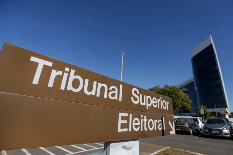 TSE dá 24 horas para Meta comprovar tratamento igualitário às campanhas de Lula e Flávio Bolsonaro