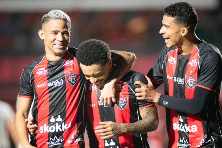 Vitória chega sem vencer fora de casa para enfrentar o Corinthians pelo Brasileirão